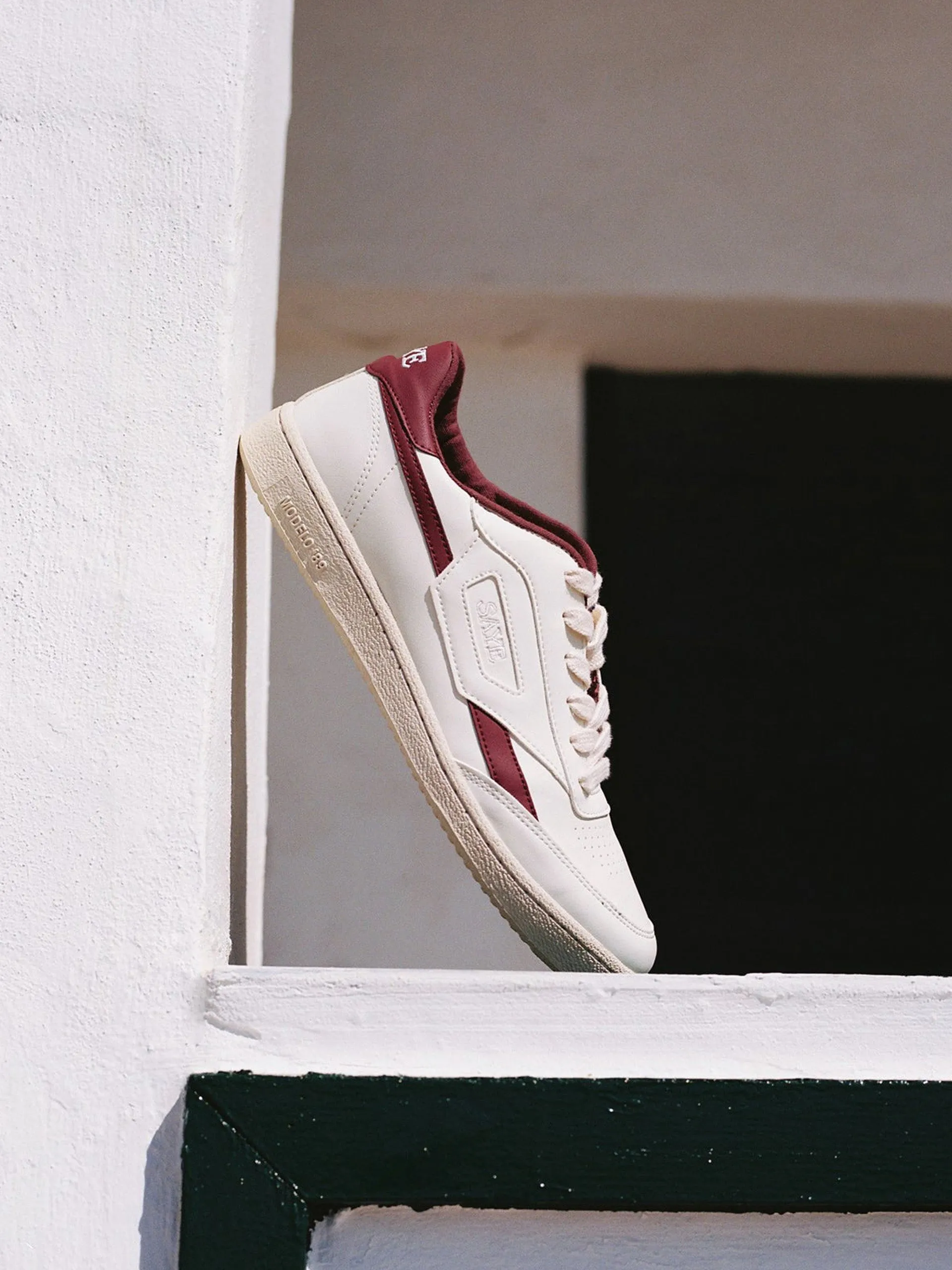 Modelo '89 trainer in garnet