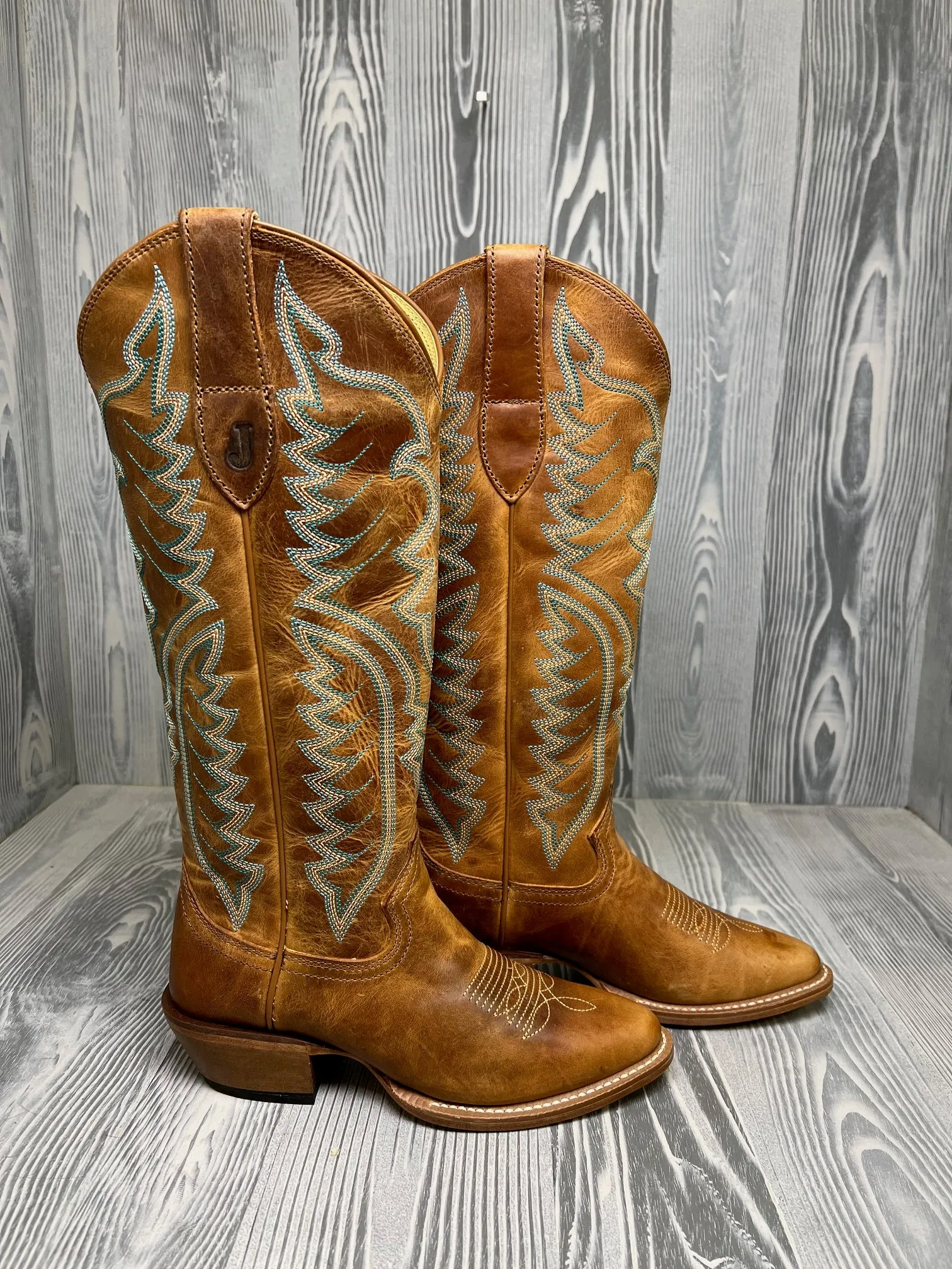 Woman's Evelyn Barnwood with 15" Evelyn Barnwood Tops - VN4402